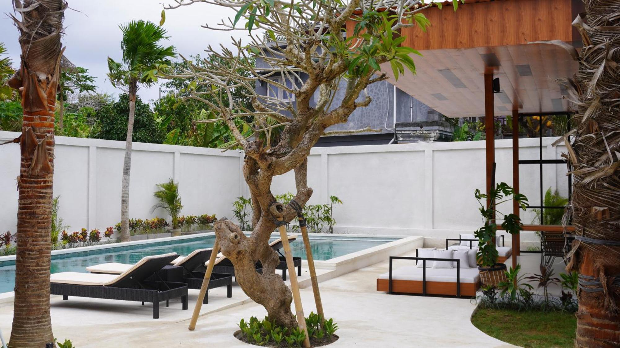 Ratan Uluwatu Hotel And Villas Exterior photo