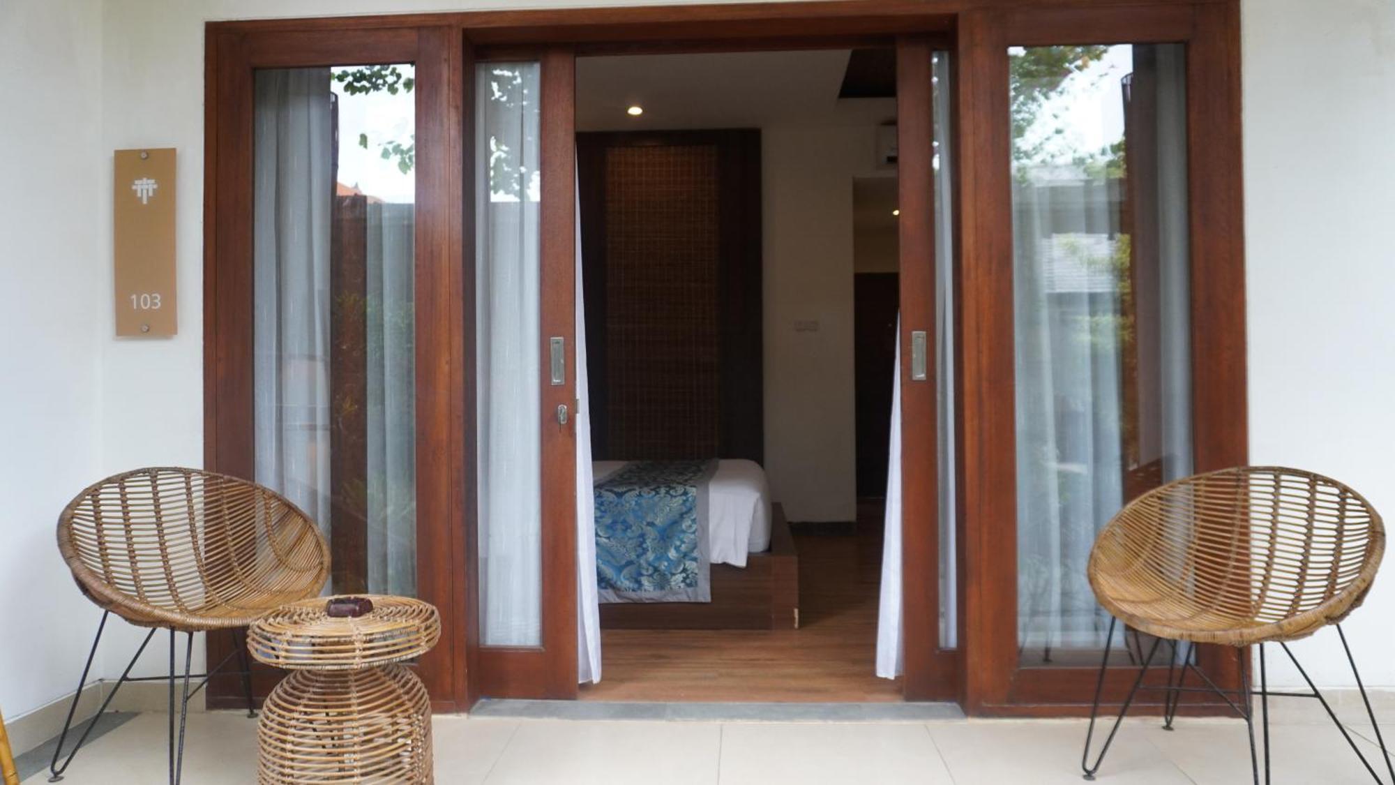 Ratan Uluwatu Hotel And Villas Exterior photo