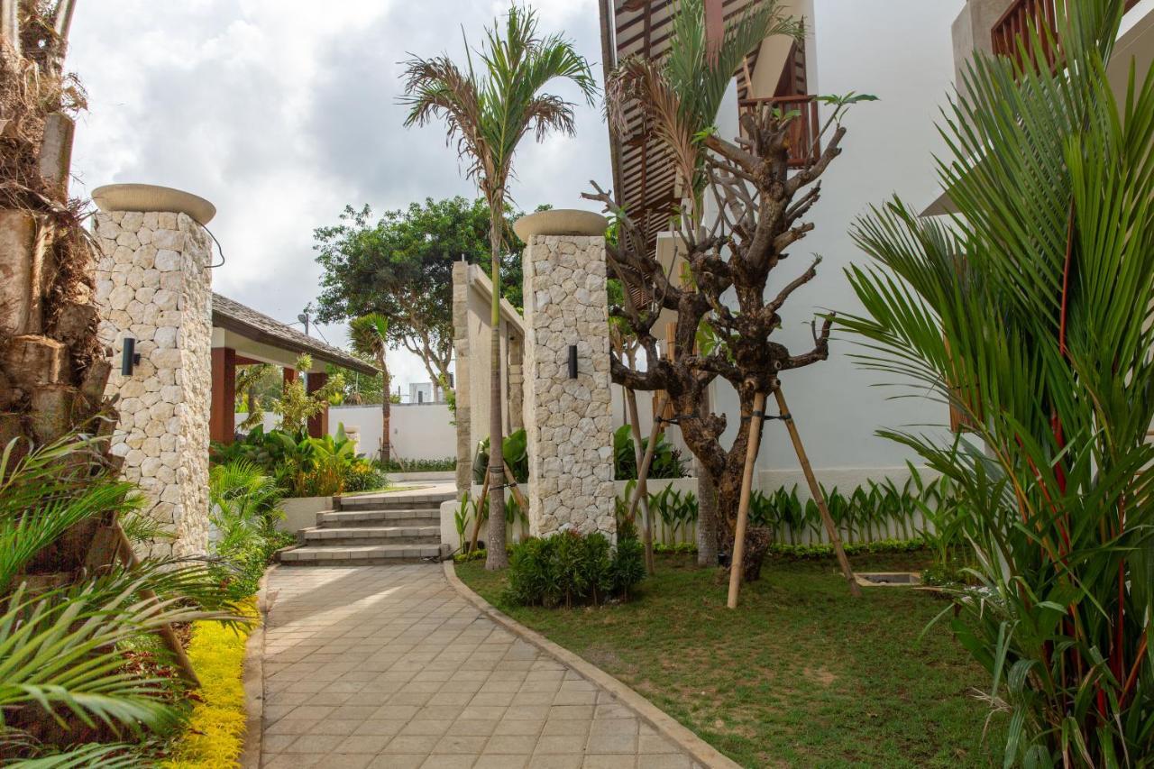 Ratan Uluwatu Hotel And Villas Exterior photo